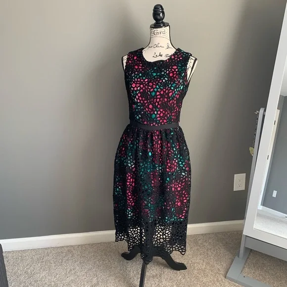 Sz 4 Anthropologie dress. Black crochet overlay- green & pink pattern underlay - Picture 4 of 7